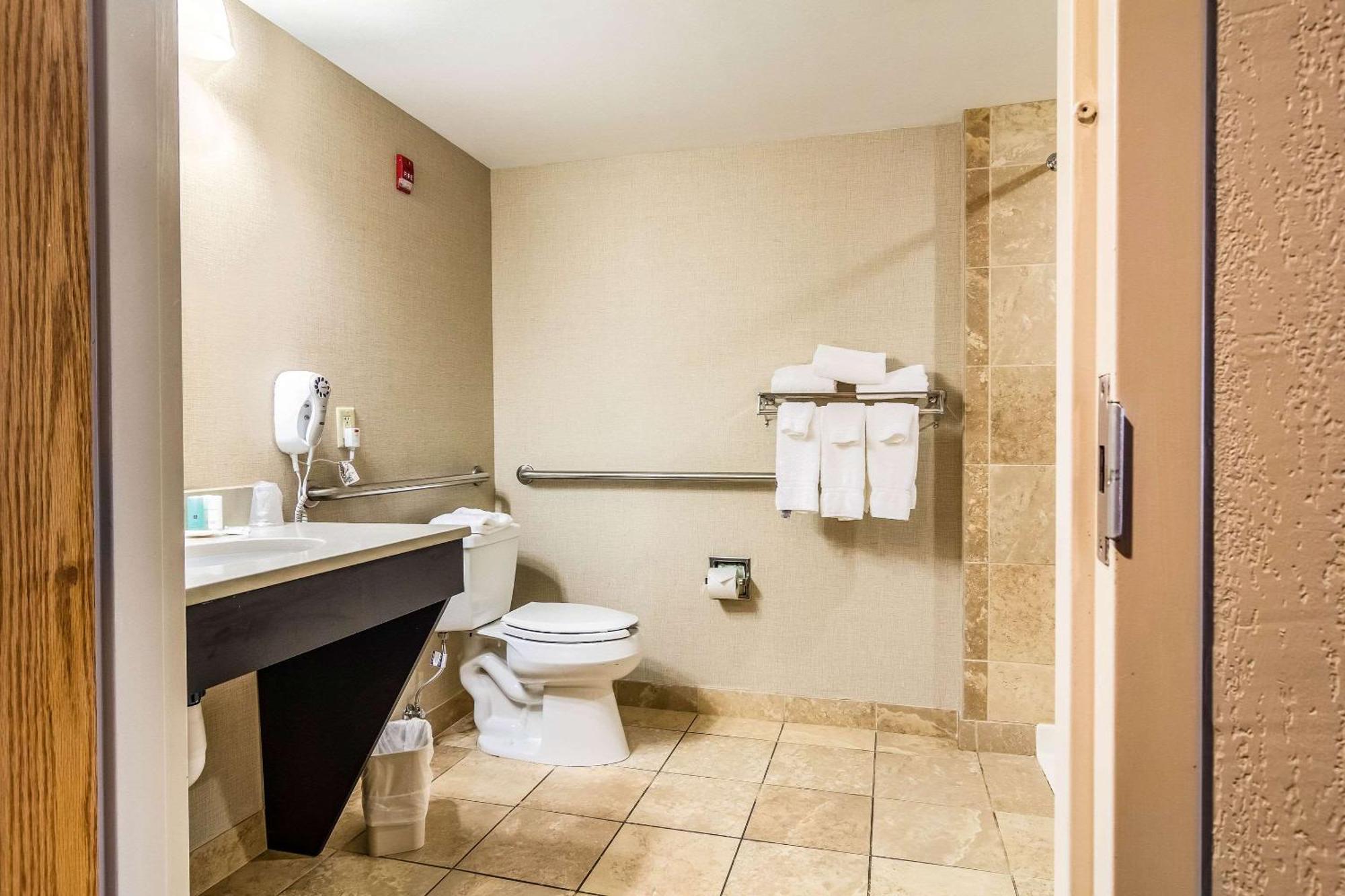 Clarion Inn Cranberry Township Buitenkant foto
